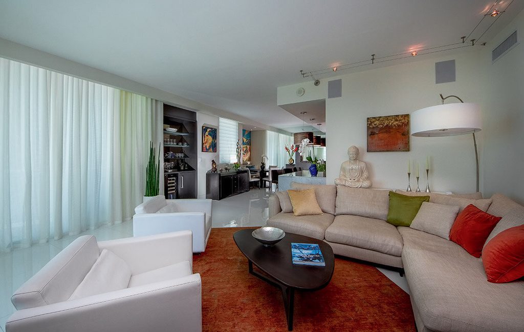 Modern interior with a clear path from the entry through the main room